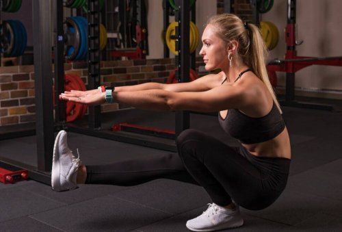 woman doing pistol squat at the gym
