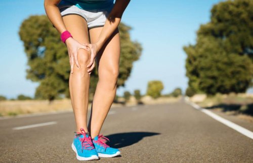 benefits of jump roping woman grabbing knee in pain