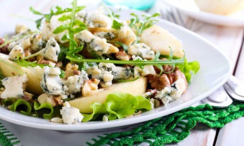 Cheese salad with arugula and apples