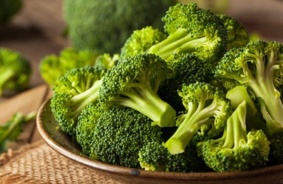 broccoli i buketter i en brun skål