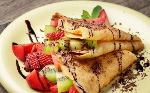 Fruit desserts crepes