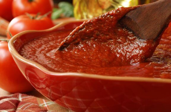 hjemmelavet tomatsovs i en rød skål