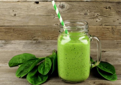 Smoothies shakes green spinach