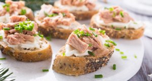 Toasts with tuna fish.