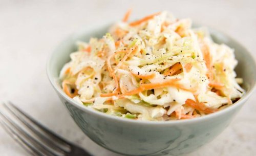 skål med færdiglavet coleslaw