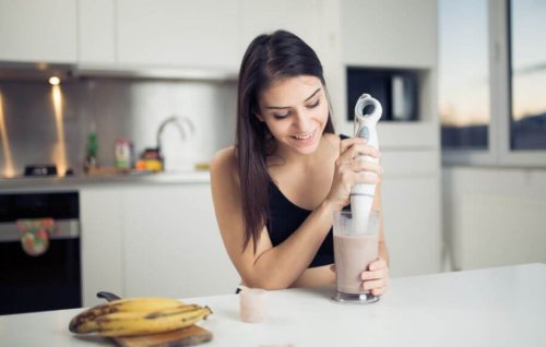 This woman drinks protein shakes that she makes at home.