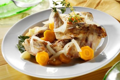 Rabbit stew with onions and carrots