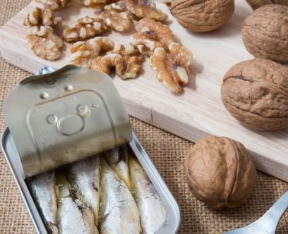 Walnuts and sardines salad preparation