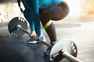 Woman doing deadlift