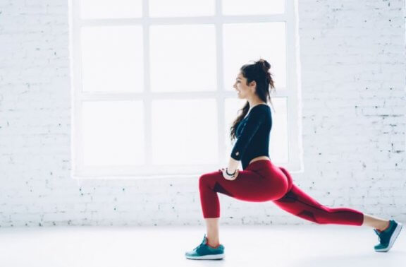 kvinde der laver split-squat