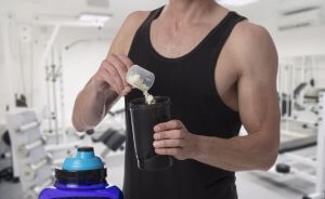 Best supplements: Guy taking creatine.