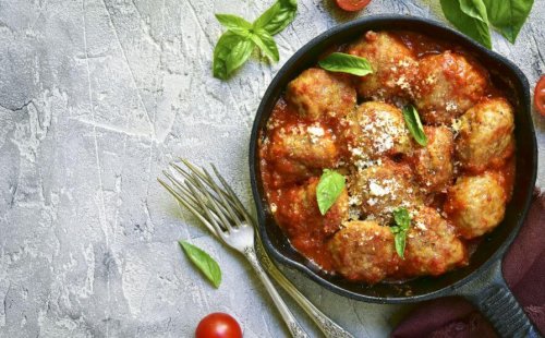A plate of veal meatballs in tomato.