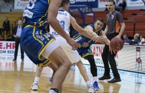 The lateral and central player block any passes that may break the press strategy.