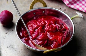 A bowl of jam to get the most benefits of plums