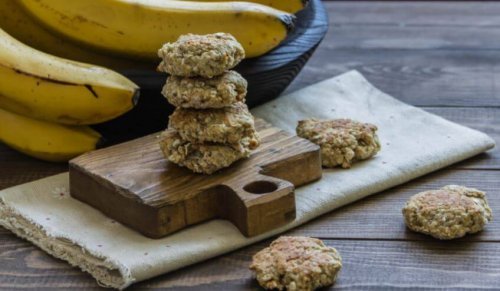 Oatmeal and banana cookies are delicious.