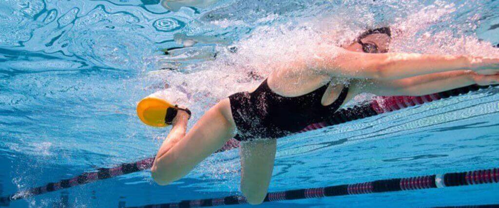woman swimming breaststroke 