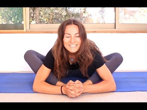 woman sitting down stretching gluteus