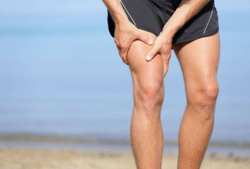 man with pain in knee
