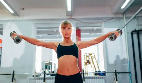 woman working out shoulders