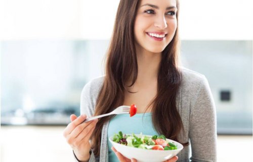 woman eating salad