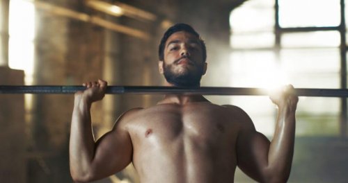 man doing shoulder press