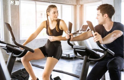 Couple on bike machine at the gym don't eliminate cardio exercise