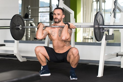 Barbell squats to strengthen your lower body