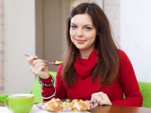 Woman eating a healthy diet according to her menstrual cycle