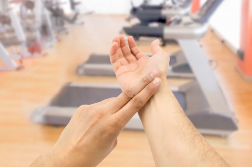 Man taking pulse at the gym