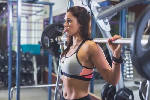 Woman training at the gym to avoid injuries