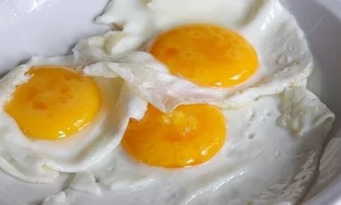 We can cook fried eggs with salt water.