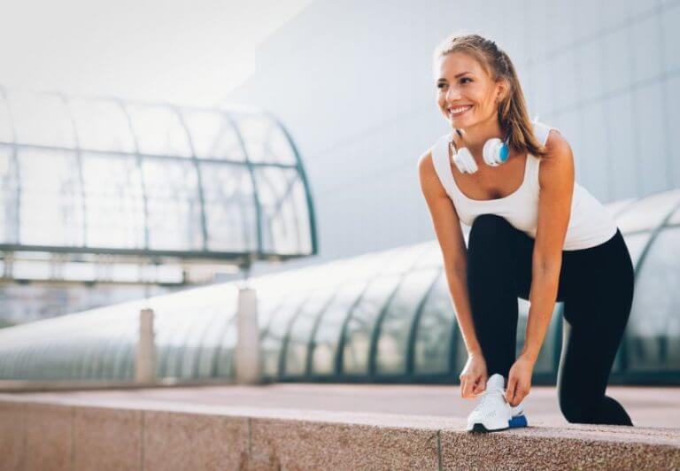 Woman getting ready for a Yogarun class