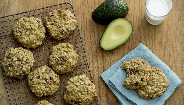 Oats and avocado cookies are one of the great recipes you can make with this fruit