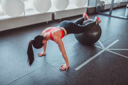 Push-ups with the Swiss ball are a very effective exercise for the pecs.