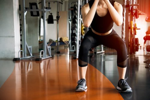 Woman doing squats in the gym to get slimmer thighs