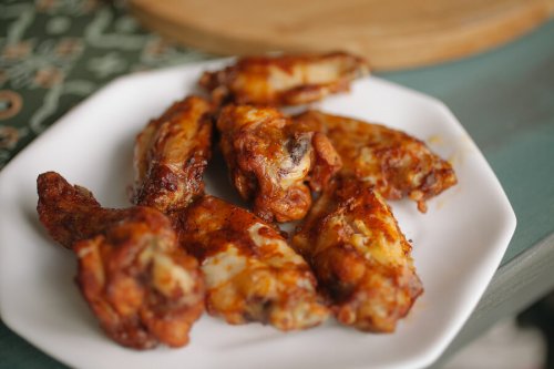 Crispy chicken wings are delicious with rosemary.