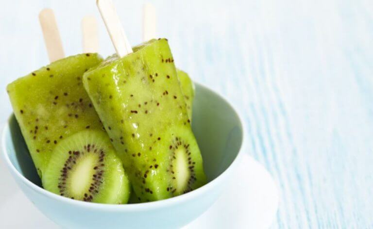 Three kiwi popsicles to go with the recipe.