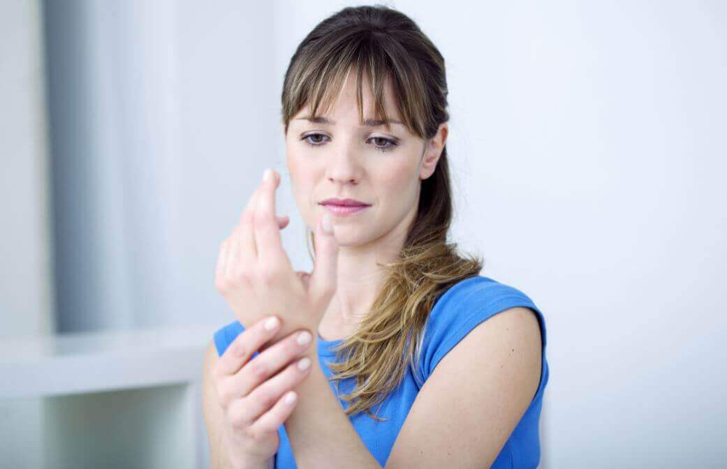 Woman with rheumatoid arthritis