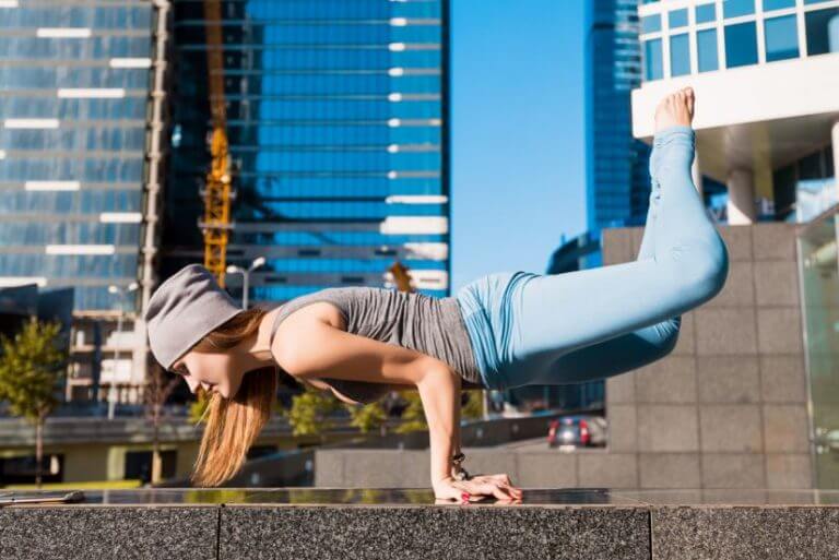 Traceuse doing a parkour movement on a wall