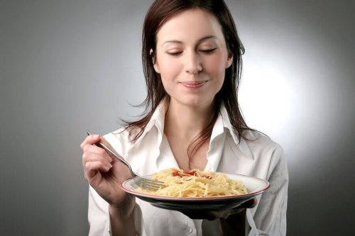 Woman eating pasta to achieve the right balance of energy.