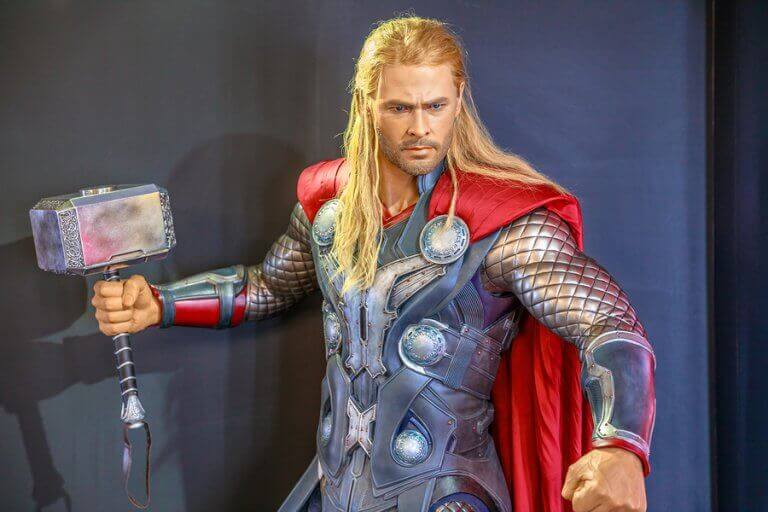 Chris Hemsworth dressed up as Thor and sporting defined muscles thanks to differen Hollywood workouts