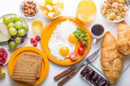 Various breakfast foods you can eat before a soccer match.