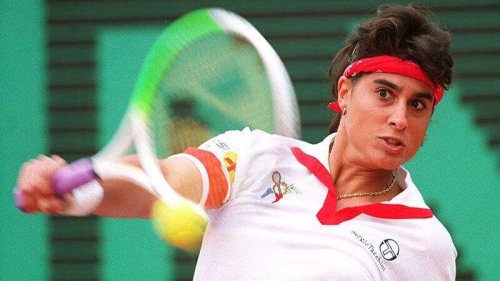 Gabriela sabatina one of the best argentinian athletes hitting a tennis ball with the racket.