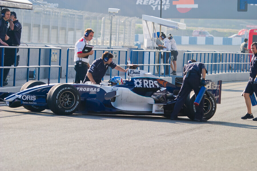 Williams is one of the best f1 teams in history, here's a car entering the pits.