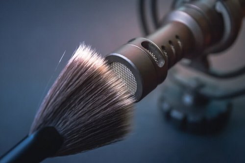 Brain tingling benefits of ASMR seeks to stimulate the senses to achieve relaxation.