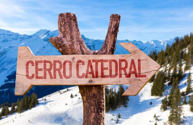 A sign pointing towards Cerro Catedral in Argentina