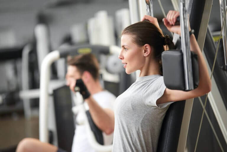 A woman doing strength training in the gym to prevent osteoporosis