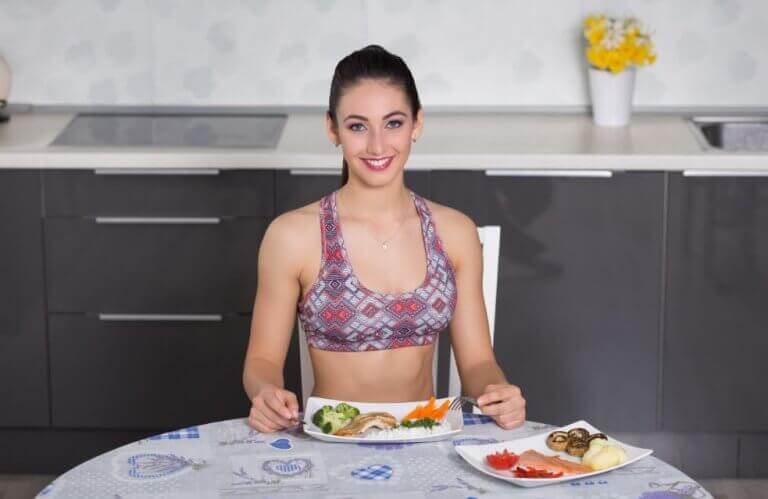 A woman eating slowly at the table with the help of dessert cutlery