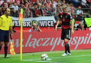 Toni Kroos taking a corner at the 2014 World Cup.