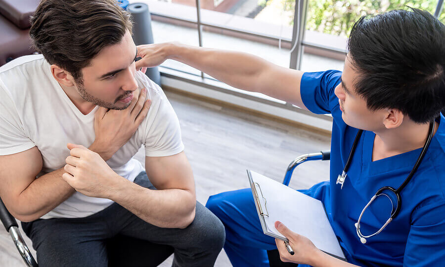 An injured athlete talking with his physical therapist to make a plan for a fast injury recovery